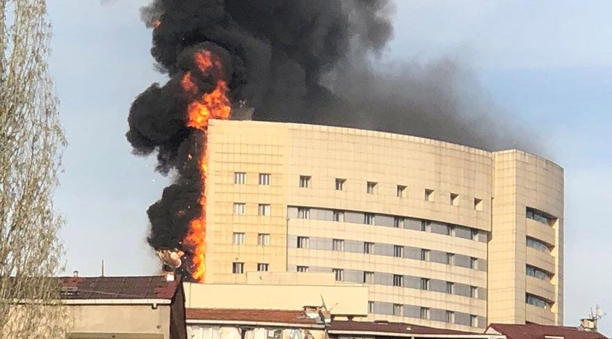Taksim Eğitim ve Araştırma Hastanesi'nde yangının çıkmasının ardından hastanede bulunanlar panikle dışarı kaçtı. Hastanedeki vatandaşların tahliye çalışmaları sürerken, sedye üzerindeki bazı hastaların da tahliye edildiği görüldü. Yaşanılan büyük panik objektiflere yansıdı...