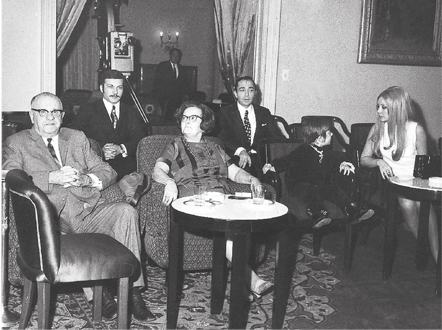 5. Cumhurbaşkanı Cevdet Sunay, Çankaya Köşkü'nde Yumurcak'ı seyrediyor...