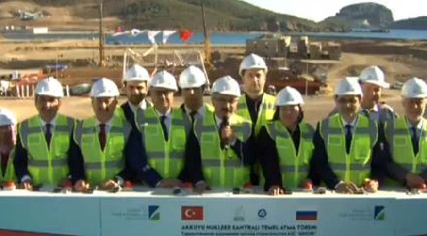 Putin ve Erdoğan Ankara'da nükleer santralın temel atma törenini gerçekleştirdi. Mersin'de ise Kalkınma Bakanı Lütfü Elvan nükleer santralin bulunduğu yerde temel atma törenine katıldı.
