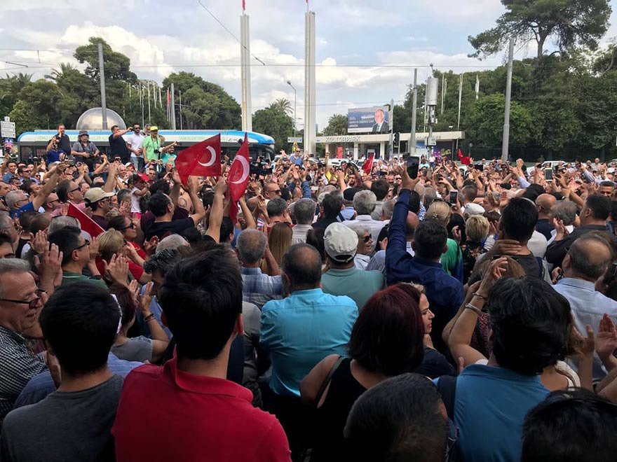 Atatürk Lisesi müdürünün İzmir Marşı yasaklamasına karşı binlerce İzmirli müdürü protesto etti. FOTO: SÖZCÜ