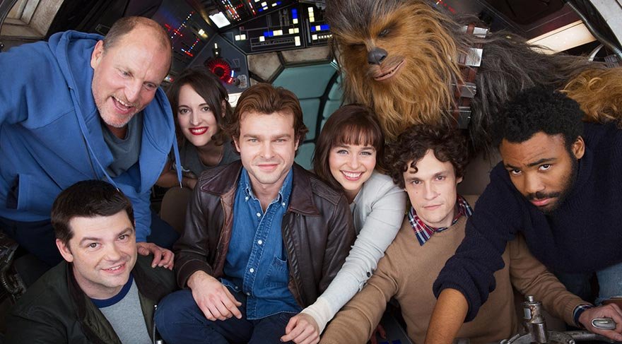 dünyanın en iyisi olmaya karar veren genç Han Solo, kaçakçılık için toplanan bir ekibin üyesi oluyor ve hayat boyu yanında olacak olan yardımcı pilotu Chewbacca ile güçlerini birleştiriyor.