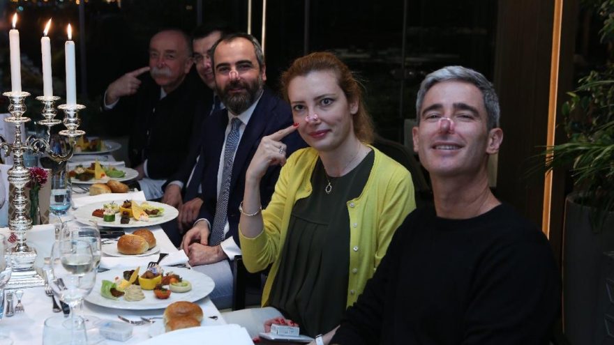 Burunlarına mandal takarak yemek yediler