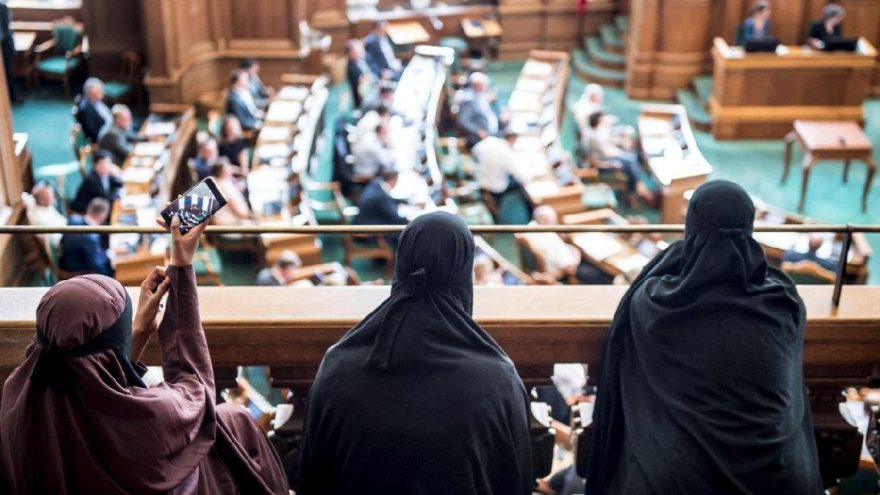 Danimarka’da tartışma yaratan yasak: Burka yasaklandı