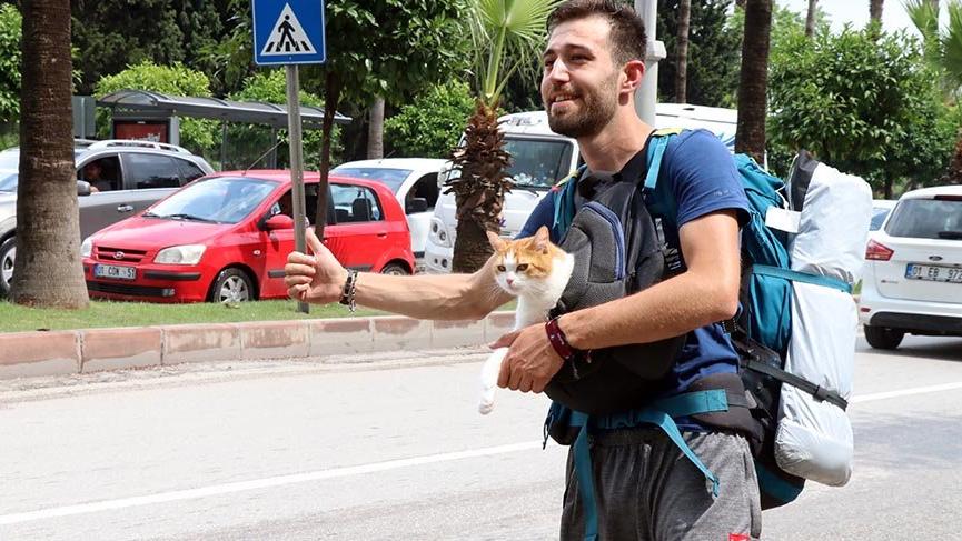 Göğsündeki kedisiyle otostop çekip Türkiye’yi dolaşıyor