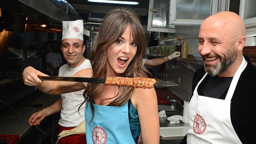 Sarah Butler’dan kebap şov