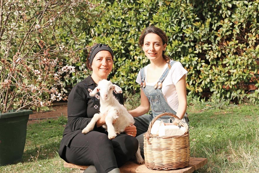Hasibe Akın ve Gülsüm Akın