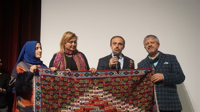 kayyum-baskan-marankiye-hali-hediye-etti