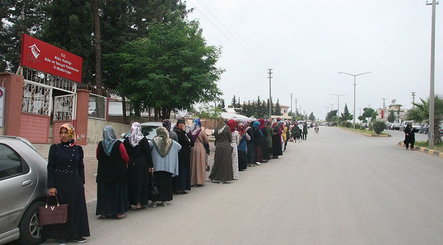 KÄ°LÄ°S'TE KAMU KURUM VE KURULUÅLARDA TOPLUM YARARINA PROGRAM (TYP) KAPSAMINDA 6 AY GEÃÄ°CÄ° OLARAK ÃALIÅTIRILMAK ÃZERE 3 BÄ°N 250 KÄ°ÅÄ° Ä°ÅE ALINACAÄININ AÃIKLANMASINDAN SONRA BÄ°NLERCE KÄ°ÅÄ° Ä°ÅKUR ÃNÃNDE GECEDEN KUYRUÄA GÄ°RDÄ°. FOTOÄRAFLAR:Ä°HA