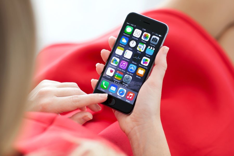 Otomatik indirme özelliğini kapatın. Zira iPad'e yüklediğiniz iPhone uyumlu bir uygulamanın otomatik olarak iPhone'a yüklenmesi söz konusu ki, gereksiz yere iPhone'ların yavaşlatabilir.