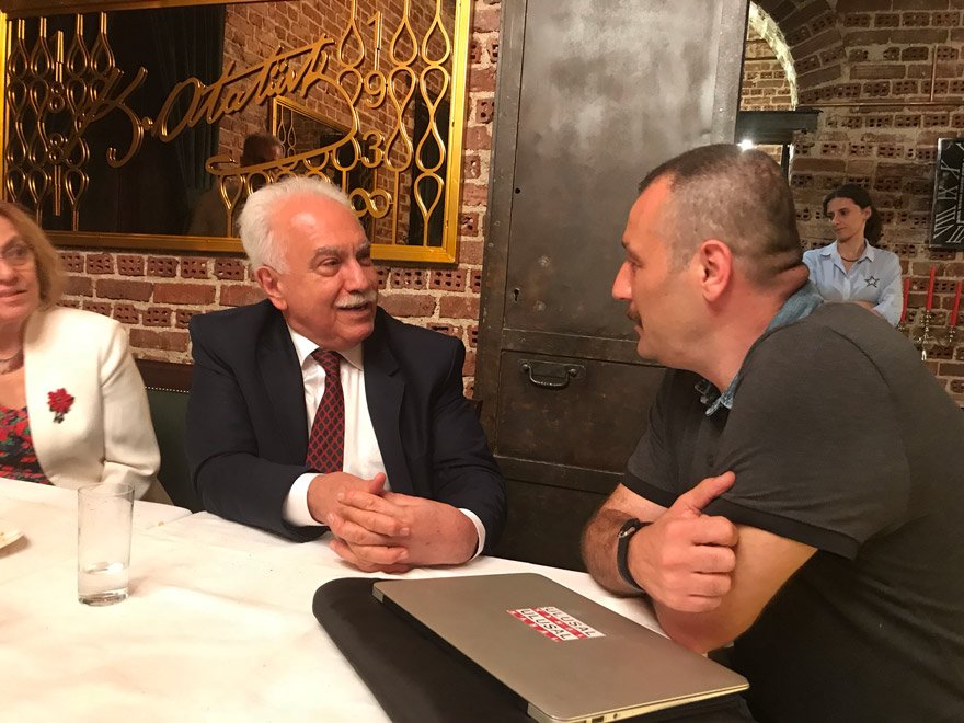 DOĞU PERİNÇEK, BİR GRUP GAZETECİYLE BİR ARAYA GELDİ Cumhurbaşkanı adayı Perinçek aralarında Ayşenur Arslan, Ardan Zentürk, Melih Altınok'un olduğu bir grup gazeteciyle bir araya geldi.