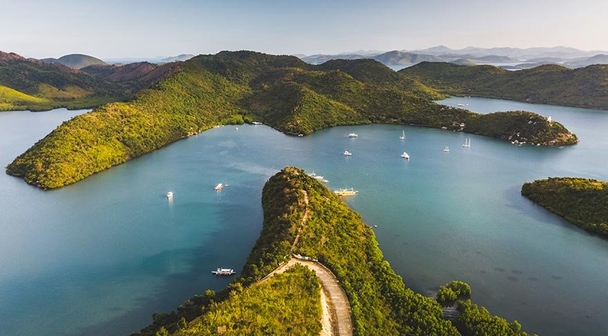 Turkuaz suları, beyaz kumsalları ve akvaryum koylarıyla tanınan Coron Adaları, dünyanın dört bir köşesinden turistleri ağırlıyor.