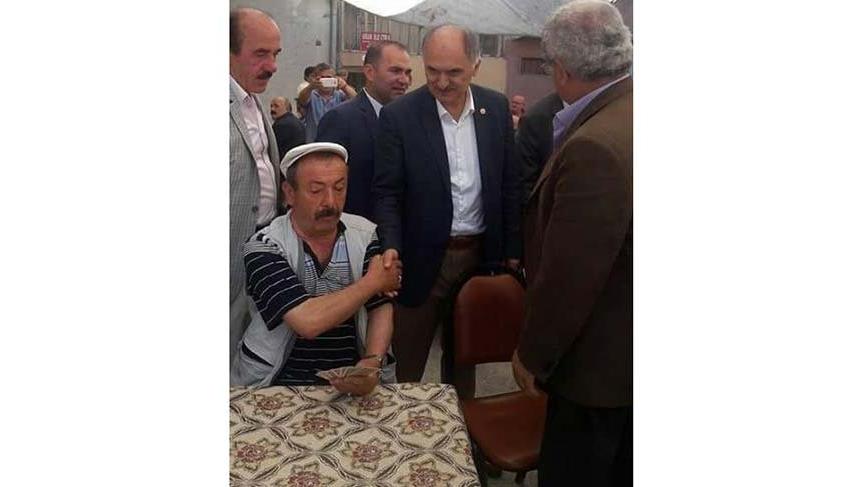 AKP'li vekilin elini sıktı istifini bozmadı!