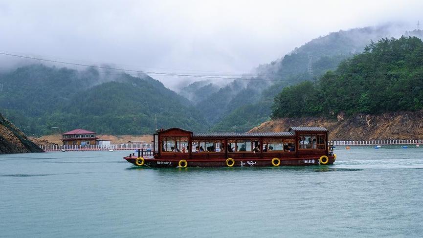 Çin’de elektrikli turist tekneleri hizmete başladı