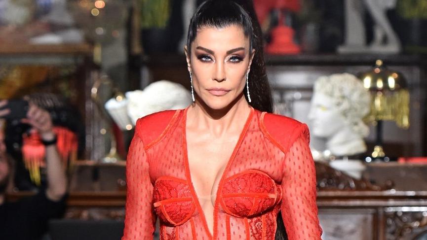 Deniz Akkaya’nın mesajlı mayosu