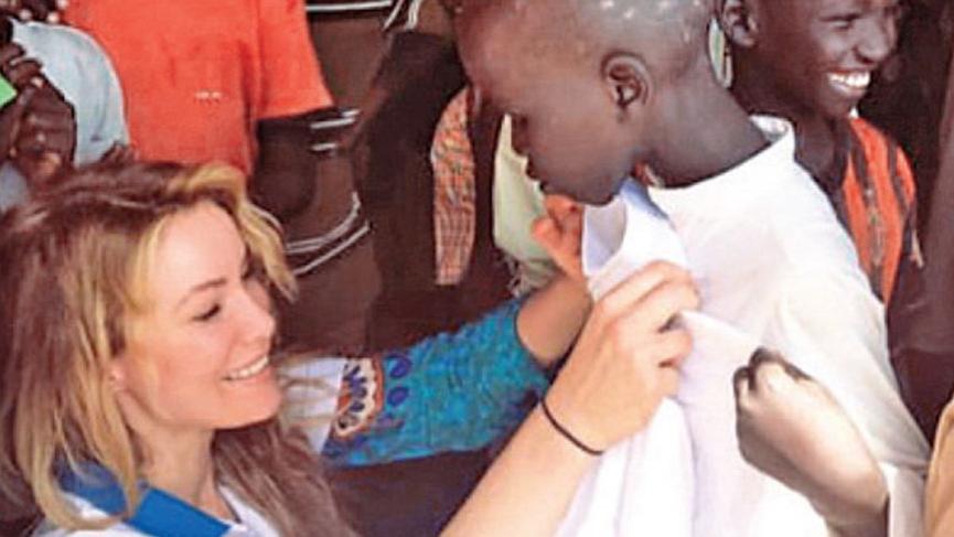 Gamze Özçelik Afrika’da bayramlık dağıttı