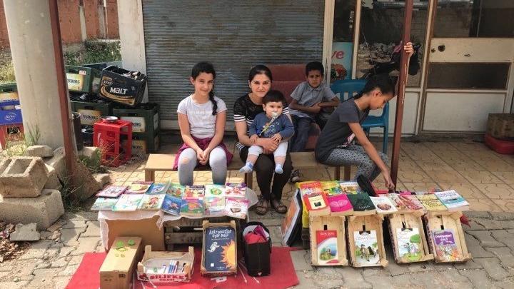 3 güzel çocuk… Topladıkları kitapları bedavaya dağıtıyorlar