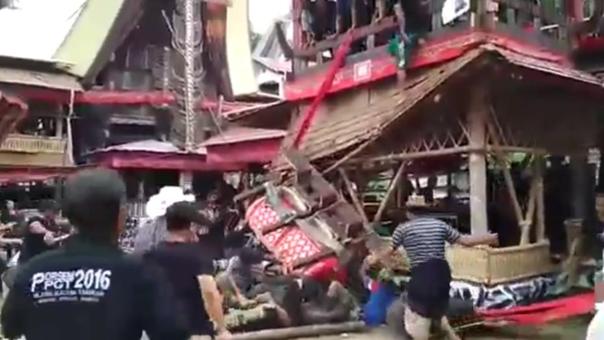 Annesinin tabutunun altında kalarak hayatını kaybetti Annesinin tabutunun altında kalarak hayatını kaybetti