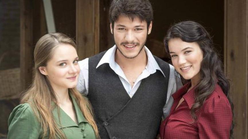 Miray Daner ve Kubilay Aka’nın Vatanım Sensin setinde başlayan aşklarından ilk paylaşım