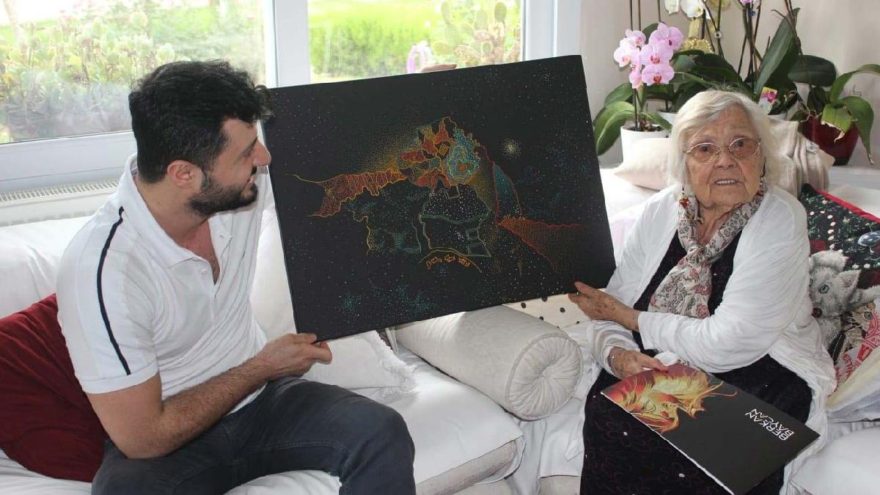 Muazzez İlmiye Çığ ile buluşan genç sanatçı hediyesiyle sevindirdi