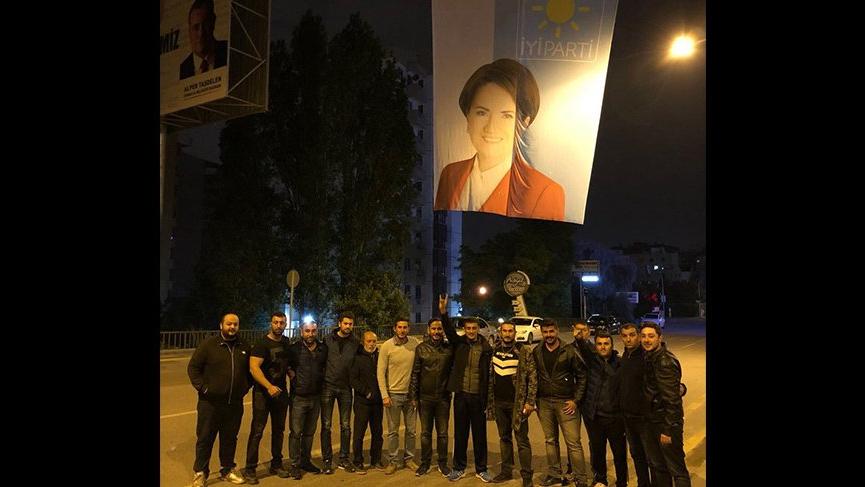 TRT kavÅaÄına AkÅener posteri astılar