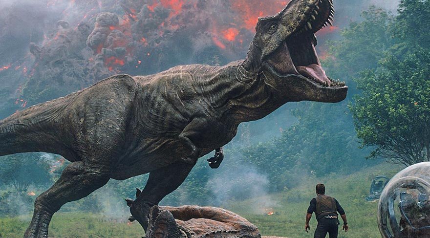 Jurassic World'ün eski müdürü Claire Dearing bu amaçla bir kurtarma organizasyonu oluşturur, eski dinozor eğitmeni Owen Grady de ekibe katılır. Amacı, çok sevdiği Blue'yu bulabilmektir.