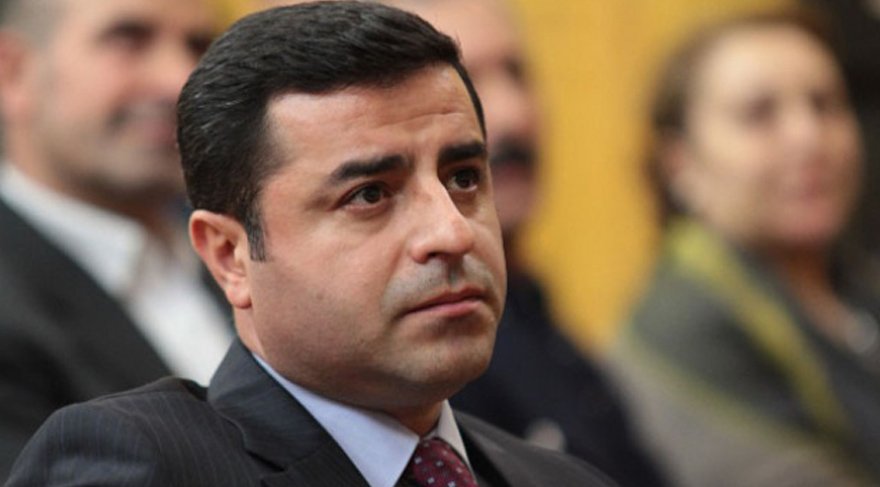 HDP'den Cumhurbaşkanı adayı Selahattin Demirtaş'ta. 10 Nisan 1973 doğumlu, Koç burcu ve Ay burcu da Yengeç. Haritasına genel olarak göz attığımda, ateş elementi ağırlıklı ve bir o kadar toprak elementinin hiç olmadığını görüyorum.