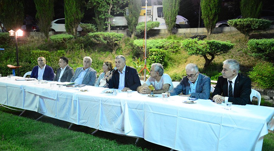 Şükrü Genç, her hafta muhtarlar, mahalle dernekleri, sivil toplum kuruluşları ve vatandaşlarla imar barışı bilgilendirme toplantısı yapıyor...