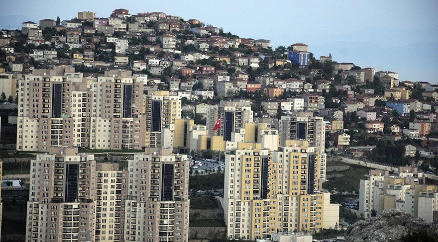 HAZİNE YA DA BELEDİYE PARSELİNDE OTURANLAR TAPU ALABİLİR Mİ? Parselin ilgili kurumlara tahsisi olmaması ve o parselin rayiç bedelinin tespit ettirilmesi halinde yasada böyle bir satış öngörülüyor. Fakat, örneğin Sarıyer'deki piyasa koşullarında İstanbul Büyükşehir Belediyesi'nin sattığı parseller üzerindeki bedellerin yüksek olması nedeniyle tapu alınması mümkün görünmüyor.