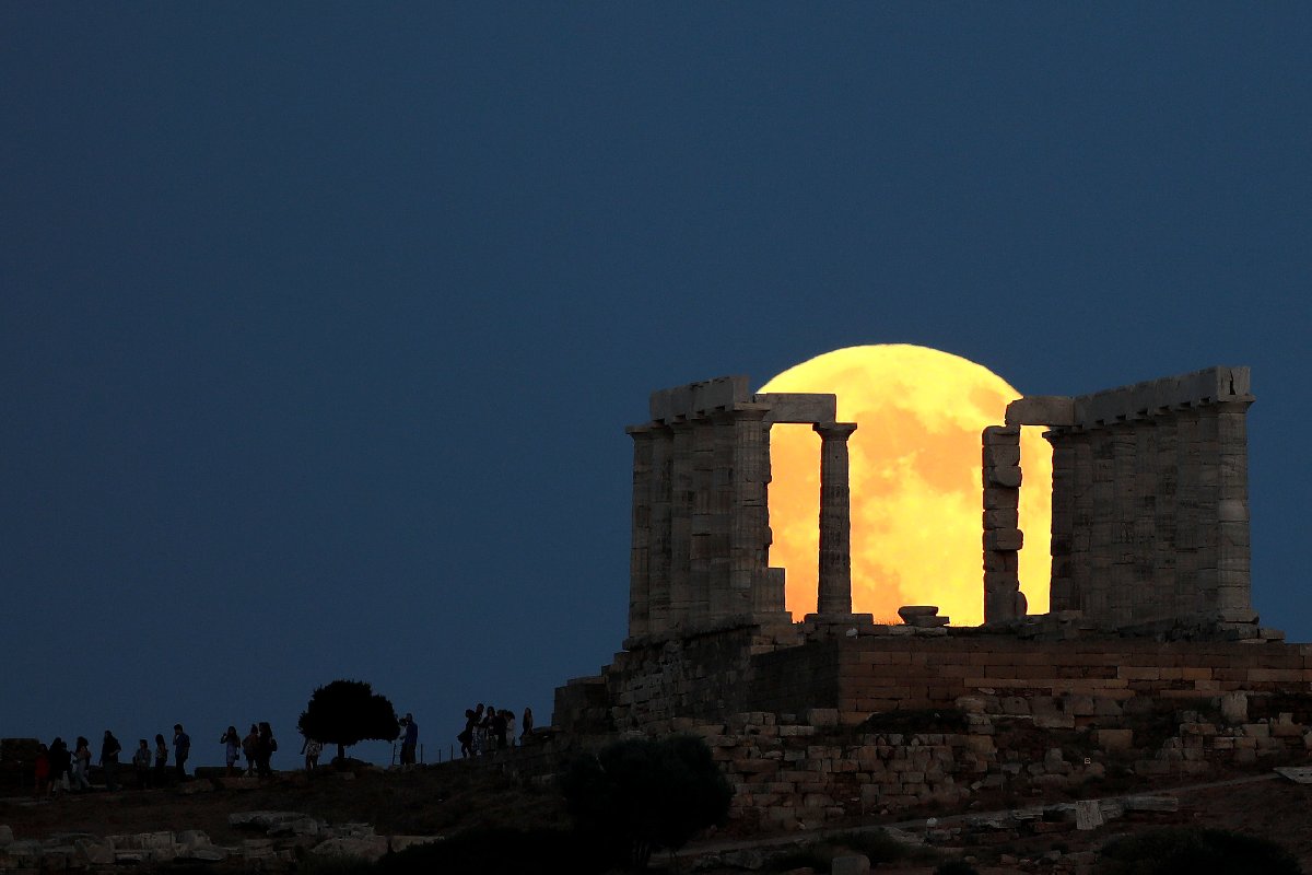 2018-07-27t194721z_393459642_rc164d709d90_rtrmadp_3_lunar-eclipse-greece