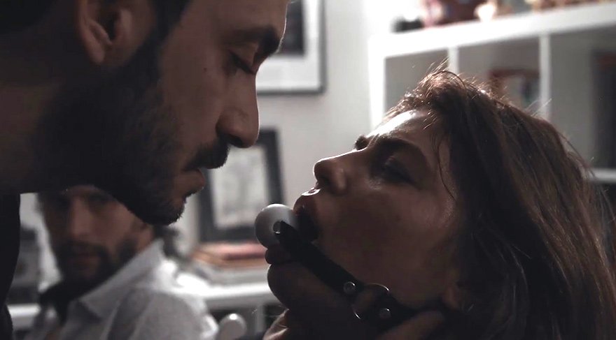 Sarı adlı muhabbet kuşu dışında hiçkimseyle herhangi bir sosyal anlamda iletişim kurmadan yaşamını sürdürmektedir.