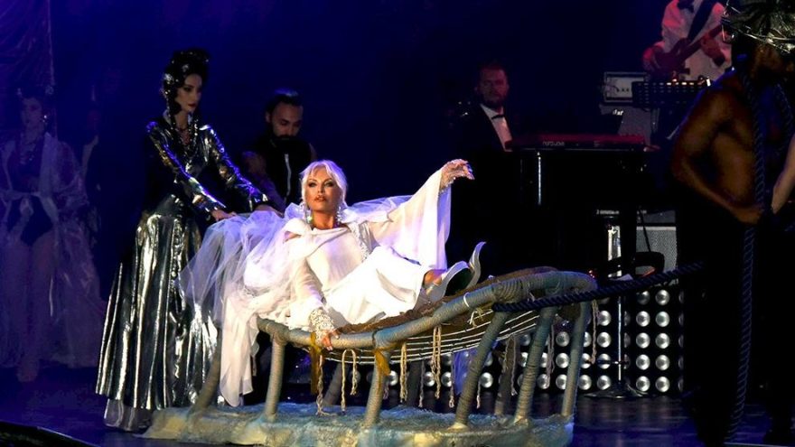 Ajda Pekkan, Madonna’nın tahtına oturdu