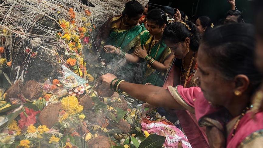 Hindu kadınlar banyan ağacında dua etti