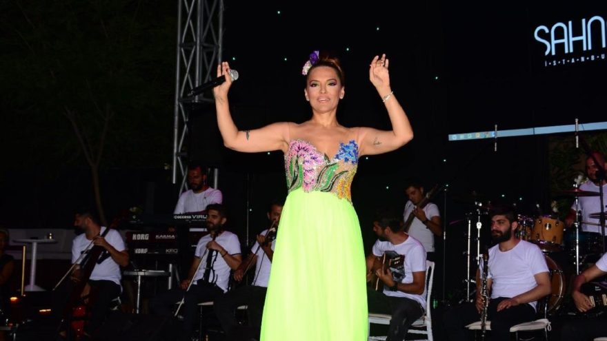 Demet Akalın: Şampanya gelen yerden kötülük gelmez!