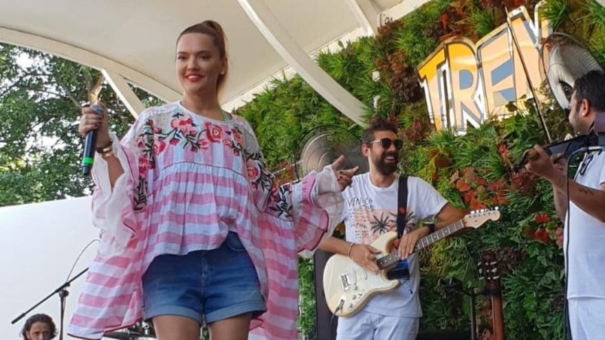 Demet Akalın’ın bluzu sosyal medyayı salladı