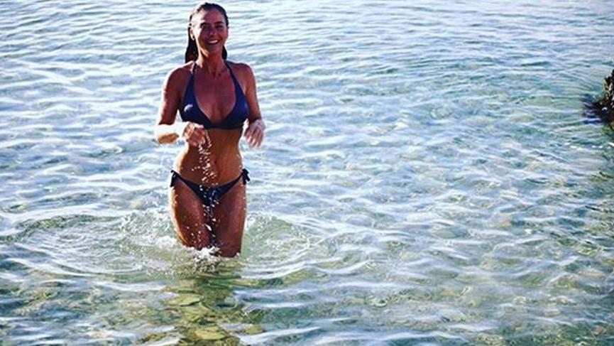 Mavi bikinili Ece