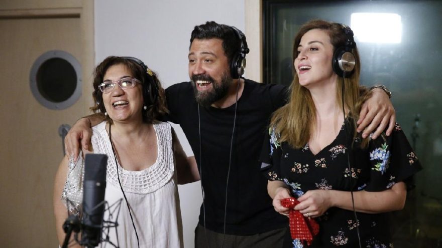 Eski Köye Yeni Adet filminin oyuncularından eğlenceli performans