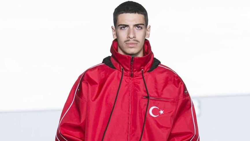 Vetements Ten Turk Bayragi Ve Kosele Ayakkabili Defile Moda Haberleri
