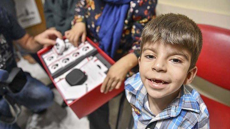 Haluk Levent, yeleğini sattı, küçük Reşit’e işitme cihazı aldı