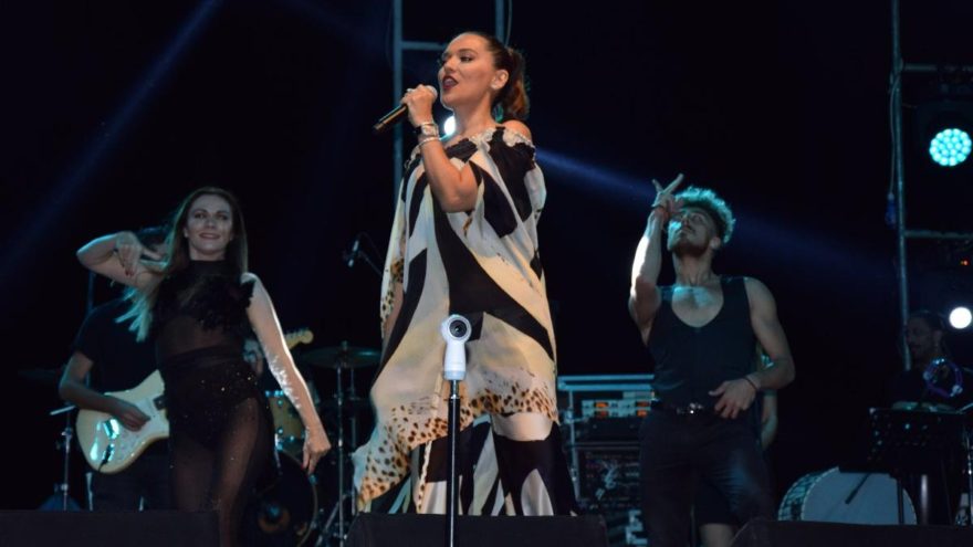 Demet Akalın’ın fiyatı dudak uçuklatan ceketi sosyal medyayı ikiye böldü