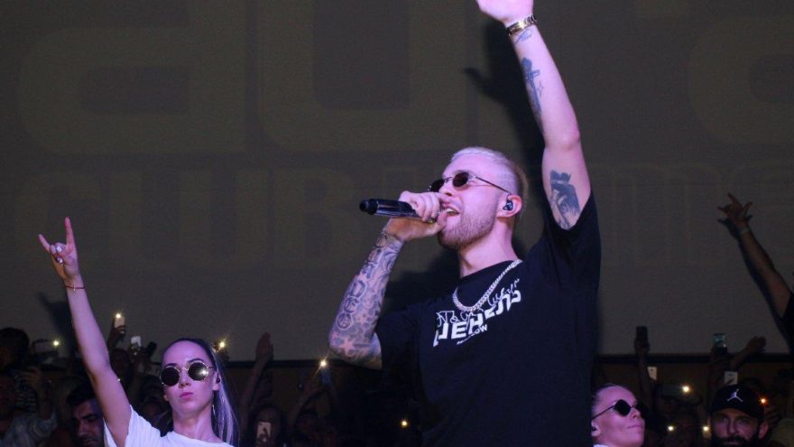 Rus hiphop şarkıcısı Kemer’de konser verdi