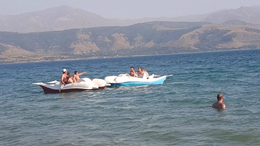 Sıcaktan bunalanlar kendini Van Gölü’nün serin sularına bırakıyor