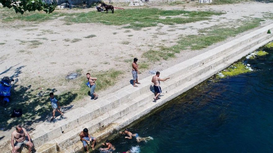 Sıcak hava atları ve çocukları bunalttı