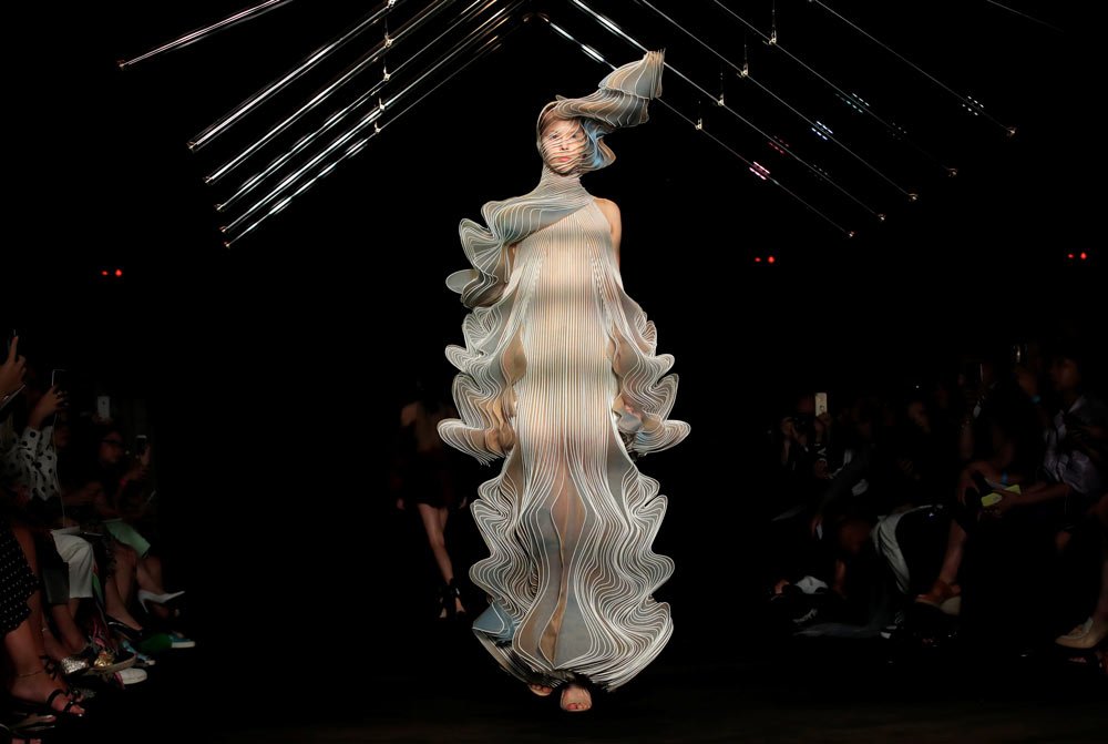 Iris Van Herpen, Haute Couture Moda Haftası'ndaki tasarımları...