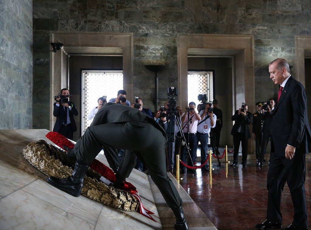 Anıkabir'e çelenk bırakıldı.