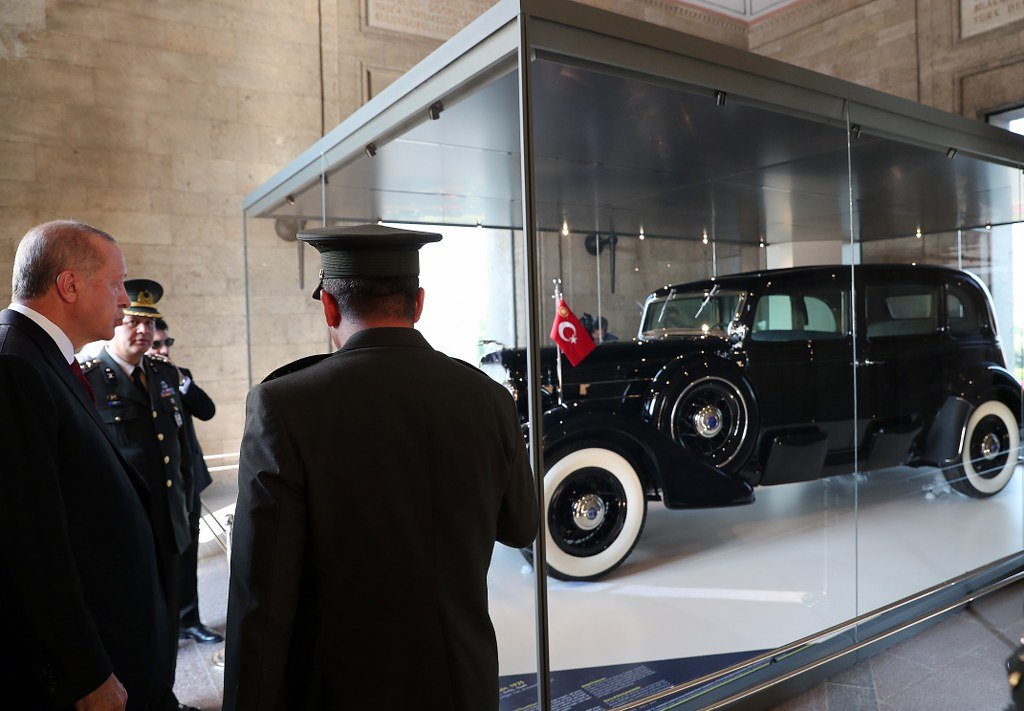 Erdoğan Atatürk'ün restore edilen otomobilini de ziyaret etti.