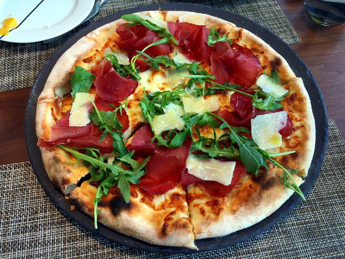 papermoon-roka-ve-bresaolali-pizza