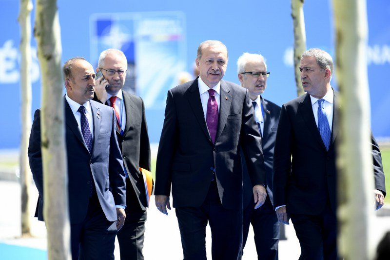 Liderlerin NATO zirvesindeki ilişkileri objektiflere böyle yansıdı...
