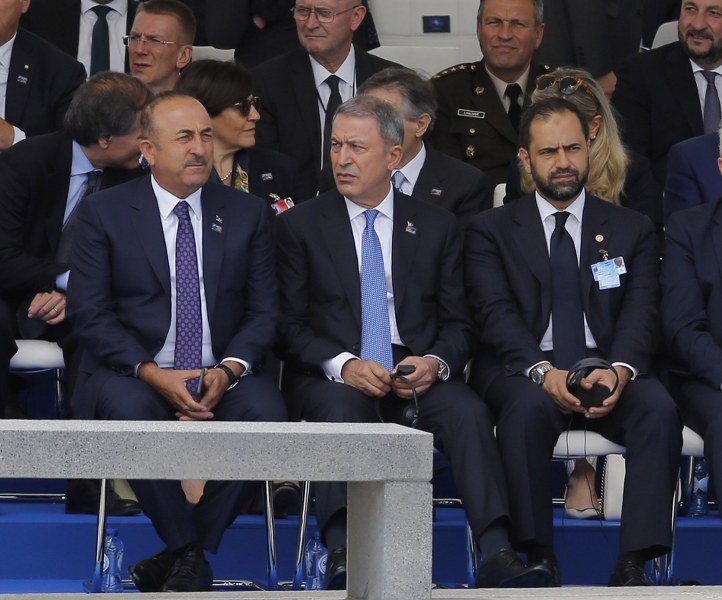 Genelkurmay Başkanlığı'ndan Milli Savunma Bakanlığına geçiş yapan Hulusi Akar toplantıyı izledi.