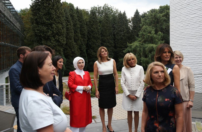 NATO zirvesine katılan liderlerin eşleri de bir araya geleerek çeşitli etkinliklere katıldı.