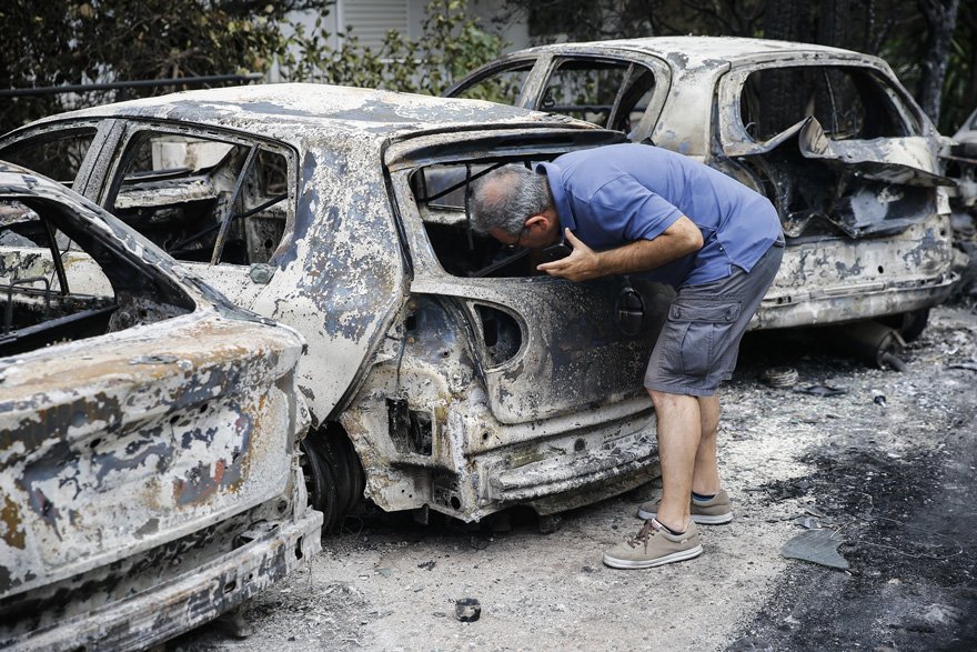 Yunanistan korkunç yangının yaralarını sarmaya başladı... Atina yakınlarında eş zamanlı olarak başlayan yangında ilk belirlemelere göre en az 76 kişi hayatını kaybetti.